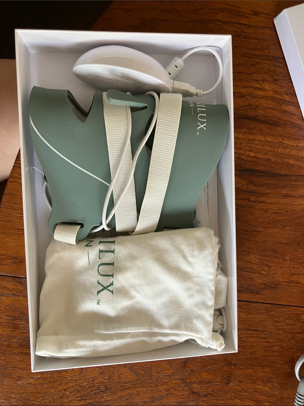Omnilux LED light therapy device - Picture 2 of 2